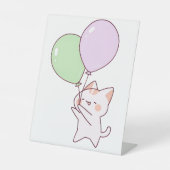 Kat houdt ballontekening vast reclamebord met voetstuk (Voorkant)