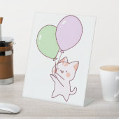 Kat houdt ballontekening vast reclamebord met voetstuk (Insitu)