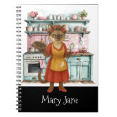 Kat Huisvrouw is aan het koken in de keuken Notitieboek (Voorkant)