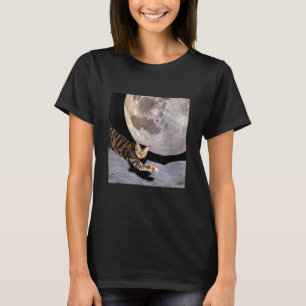Kat In De Buitenruimte Schattige Kitten Kat Vreemd T-shirt