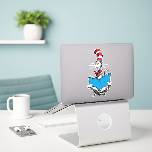 Kat in de hoed leest sticker (Laptop op bureau)