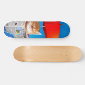 Kat in de krant leest de krant persoonlijk skateboard (Horizontaal)