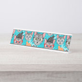 Kat in de pet bureau naambordje (Voorkant)