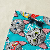 Kat in de pet strandlaken (In situ)