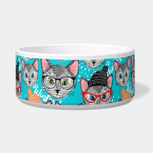 Kat in de pet voerbakje