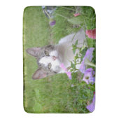Kat in de petunias Bath Mat (Voorkant Verticaal)