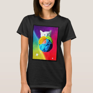 Kat in de ruimte met kleurrijke garen t-shirt