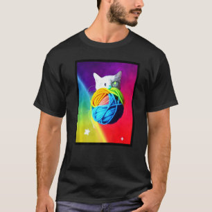 Kat in de ruimte met kleurrijke garen t-shirt
