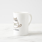 Kat in een gelijkmatige mok van een arts. (Voorkant rechts)