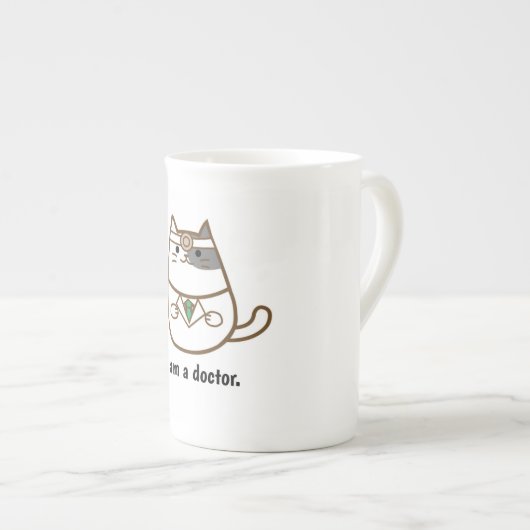 Kat in een gelijkmatige mok van een arts. (Voorkant rechts)