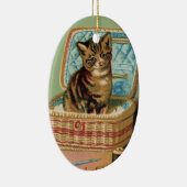 Kat in een naaimand keramisch ornament (Rechts)
