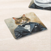 Kat in een pak kartonnen onderzetters (Schuin)