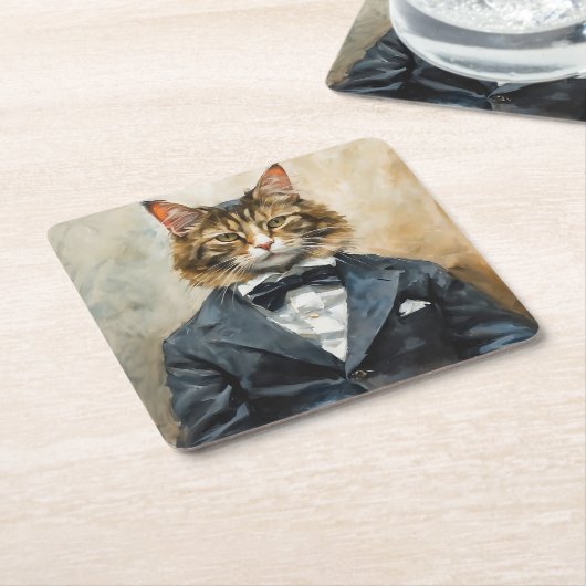 Kat in een pak kartonnen onderzetters (Schuin)