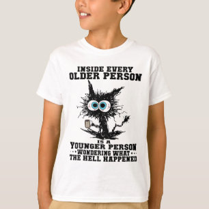 Kat In elke oudere persoon is een jongere persoon T-shirt
