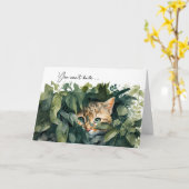 Kat in groene bladeren op zaterdag kaart (Gele Bloem)