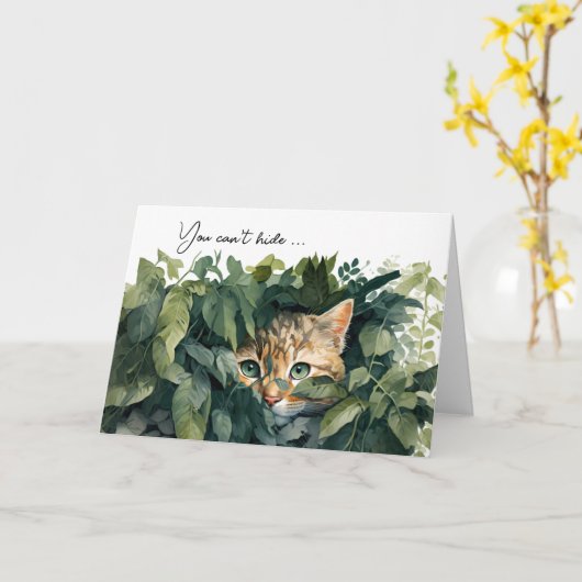 Kat in groene bladeren op zaterdag kaart (Gele Bloem)