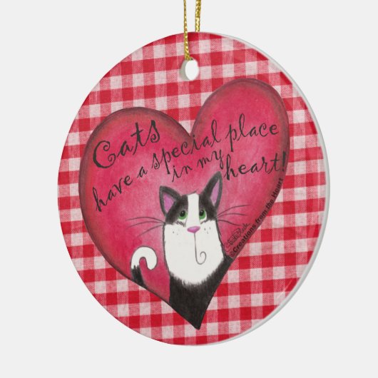 Kat in het hart op rode en witte gingham keramisch ornament (Links)