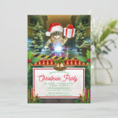 Kat in het Santa Claus-pet biedt kerstcadeau Kaart (Staand voorkant)