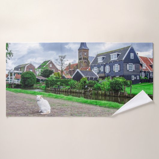 Kat in het traditionele vissersdorp badhanddoek (Badhanddoek)