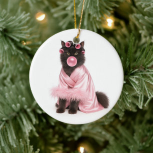 Kat in roze gewaad met haarrollers en bubblegum keramisch ornament