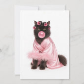 Kat in roze gewaad met haarrollers en kauwgom kaart (Achterkant)
