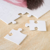 Kat in roze gewaad met haarrollers en kauwgom legpuzzel (Zijkant)