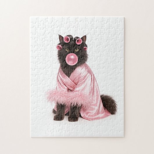 Kat in roze gewaad met haarrollers en kauwgom legpuzzel (Verticaal)