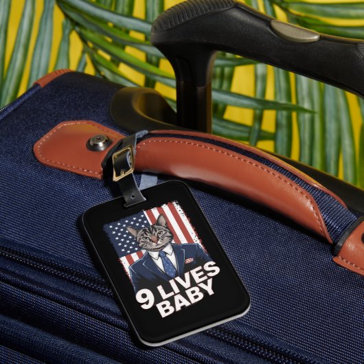 Kat in suite met Trump haar Amerikaanse vlag 9 lev Bagagelabel (Voorkant Insitu 1)