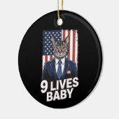 Kat in suite met Trump-haar Amerikaanse vlag 9 lev Keramisch Ornament (Links)