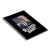 Kat in suite met Trump haar Amerikaanse vlag 9 lev Notitieboek (Rechterzijde)