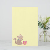 Kat in teacup-cartoon op munt briefpapier (Staand voorkant)