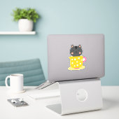 Kat in teacup-cartoon op munt sticker (Laptop op bureau)