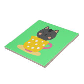 Kat in teacup-cartoon op munt tegeltje (Zijkant)