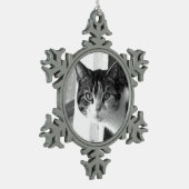 Kat in zwart-wit tin sneeuwvlok ornament (Links)