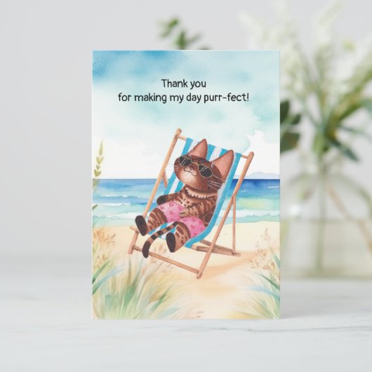 Kat is op het strand bedankkaart (Staand voorkant)