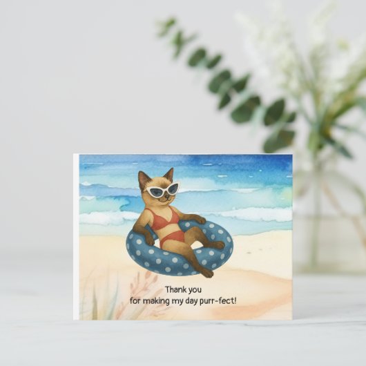 Kat is op het strand bedankt briefkaart (Staand voorkant)