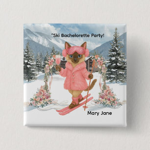 Kat is skiën in roze outfit vrijgezellenfeest  vierkante button 5,1 cm