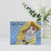 Kat/Kat in gele zweefregenjas Briefkaart (Staand voorkant)
