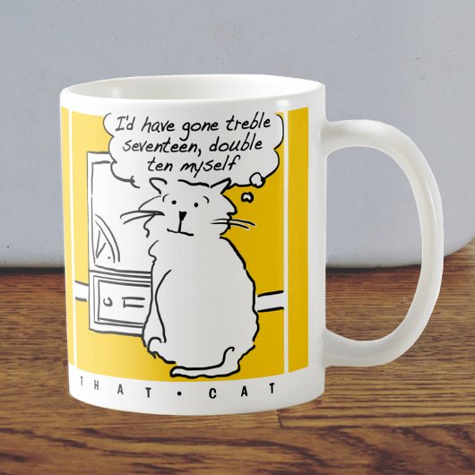 Kat kijkt naar darts op tv. darter koffiemok