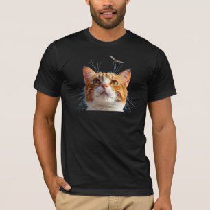 Kat kijkt naar vliegende vogel t-shirt