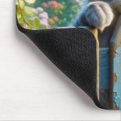 Kat kijkt over een hek muismat (Hoek)