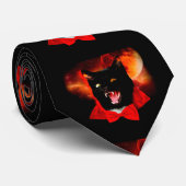Kat kwaad met fangs in zwarte rode mantel stropdas (Opgerold)