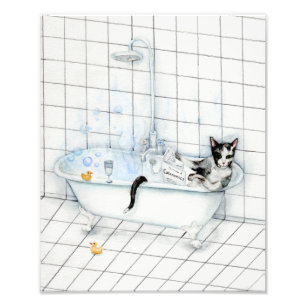 Kat las krant in bad. foto afdruk