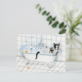 Kat leest krant in bad briefkaart (Staand voorkant)