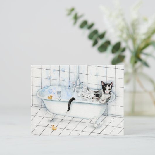 Kat leest krant in bad briefkaart (Staand voorkant)