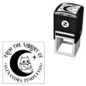 Kat lezend in een halvemaan bibliotheek Boeknaam Zelfinktende Stempel (In situ)