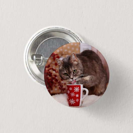 Kat Licking Paw in kerstmis Mok van cacao Ronde Button 3,2 Cm (Voorkant /achterkant)