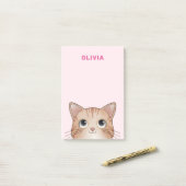 Kat liefhebbers zoete kitten kijkt naar je naam post-it® notes (Op bureau)