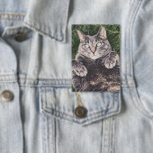 Kat Liggend in het Gras Button (Insitu)