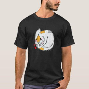 Kat ligt ineengerold met Harten T-shirt